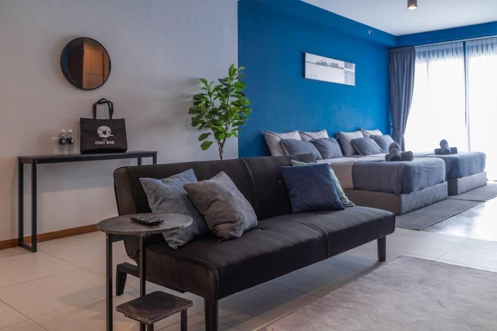 Deluxe Seaview Suite Twin Bed By The Only Bnb Tanjung Tokong Экстерьер фото
