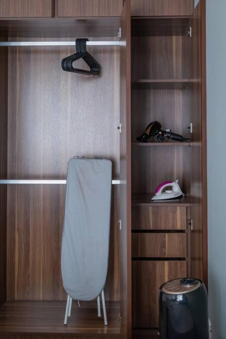 Deluxe Seaview Suite Twin Bed By The Only Bnb Tanjung Tokong Экстерьер фото